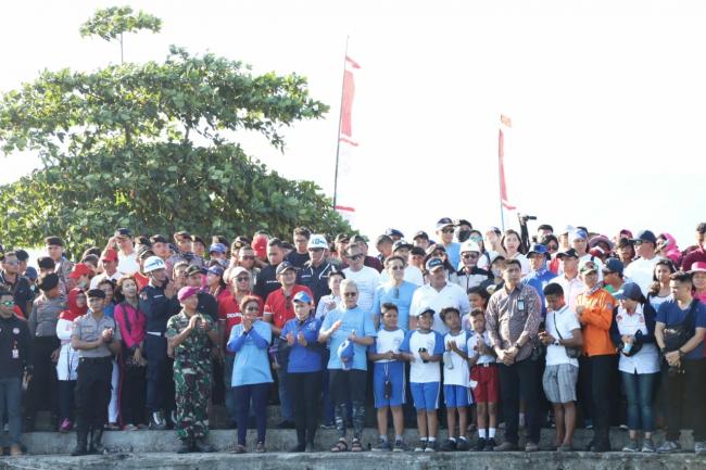 99Ibu Susi Pudjiastuti Menghadap Laut bersama seluruh Pandu Laut Bitung.jpeg
